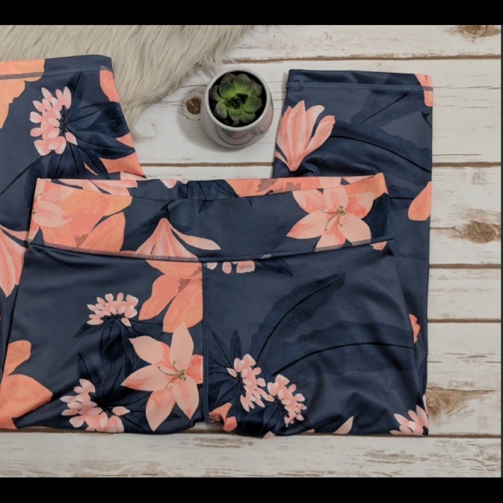 NWOT Minkpink Midnight Romance floral 3/4 legging